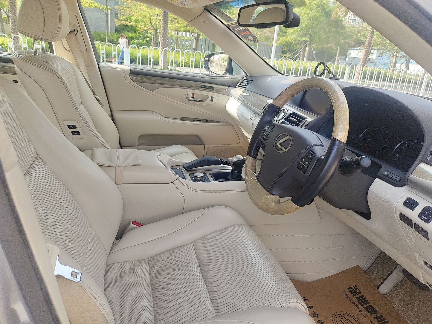 LS460 (Y'2014 O'1 KM'100,000 SILVER AT)