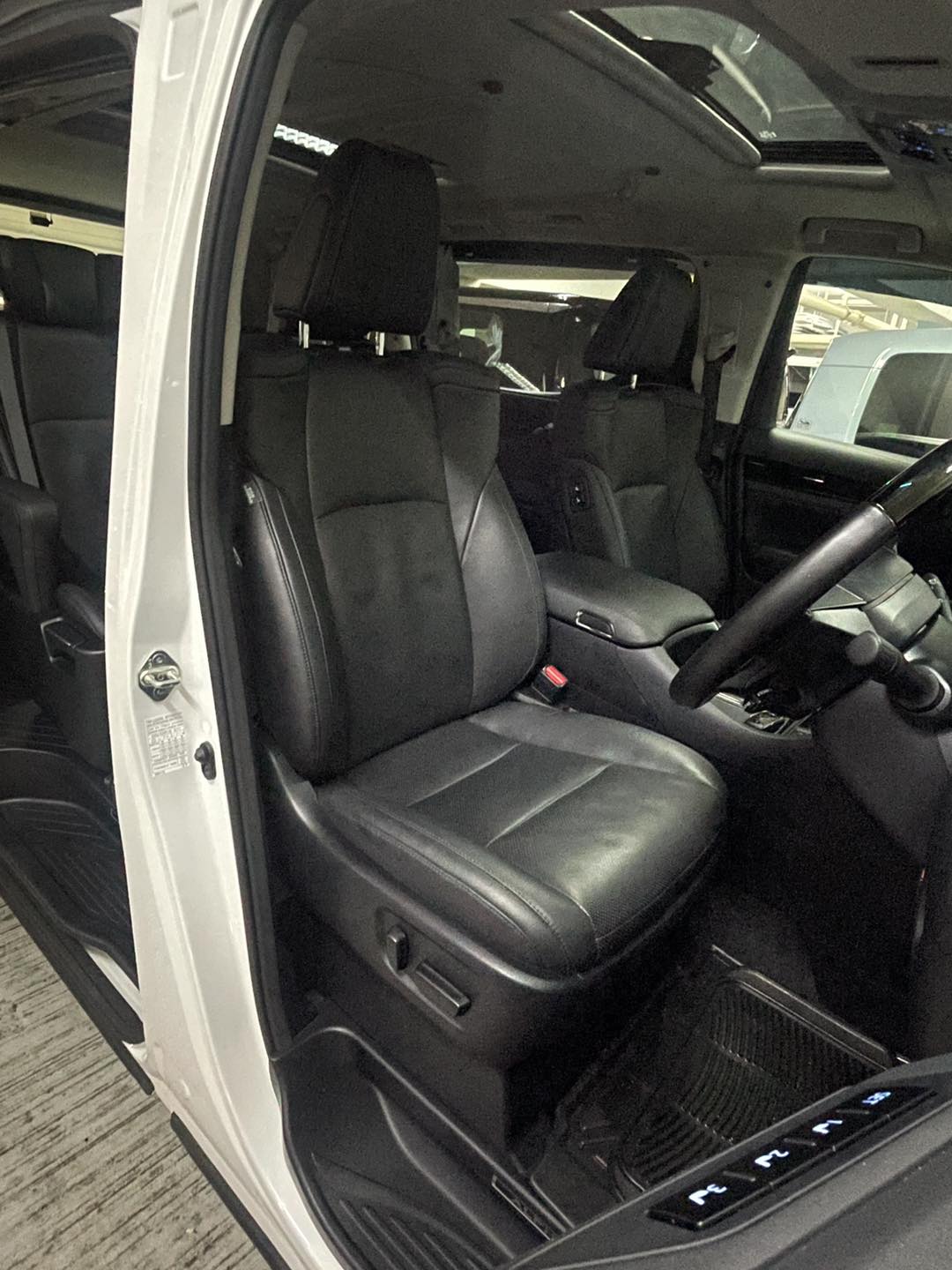 ALPHARD 3.5 (Y'2023 O'0 WHITE AT)