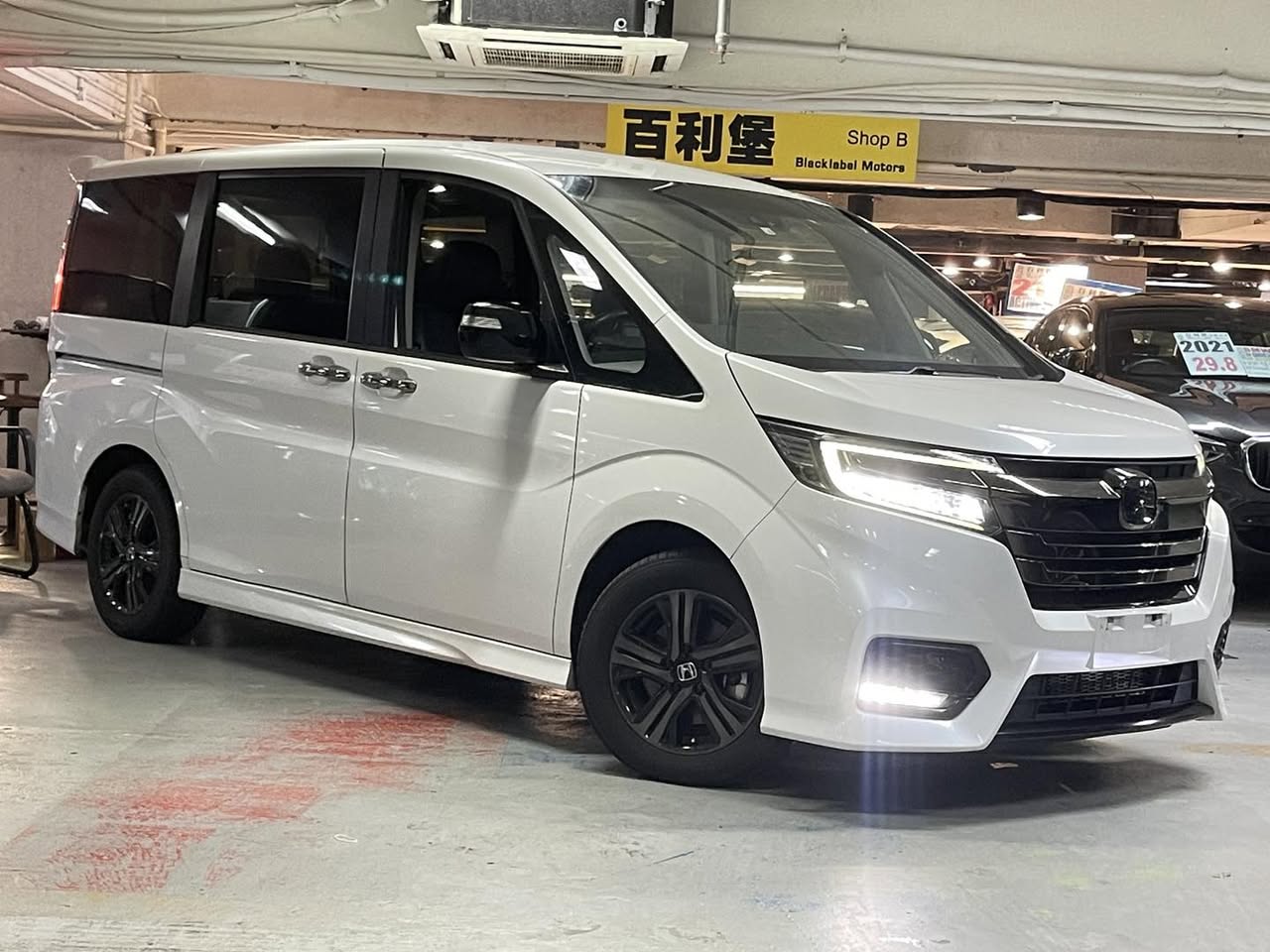 STEPWGN HYBRID BLACK STYLE e:HEV (Y'2020 WHITE AT)