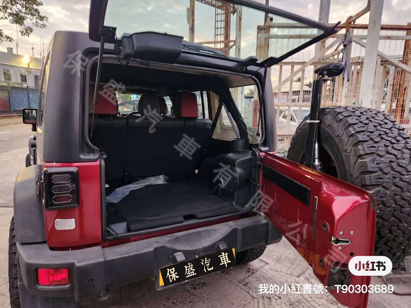 WRANGLER SAHARA UNLIMITED (Y'2011 O'2 KM'24,000 RED AT)