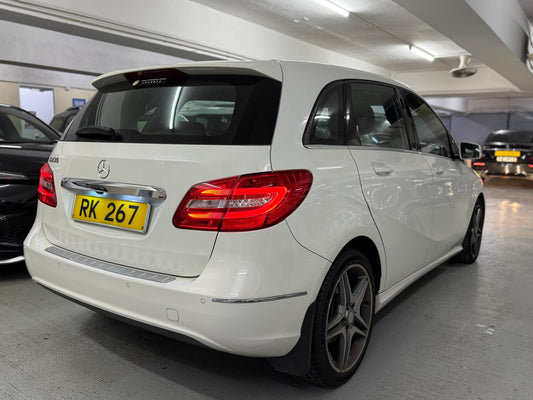 B200 (Y'2013 O'0 KM'88,000 WHITE AT)