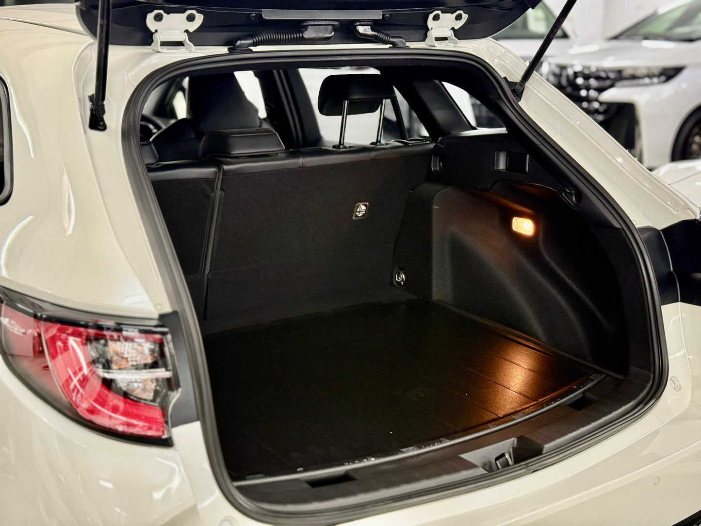 COROLLA TOURING HYBRID WXB (Y'2021 WHITE AT)