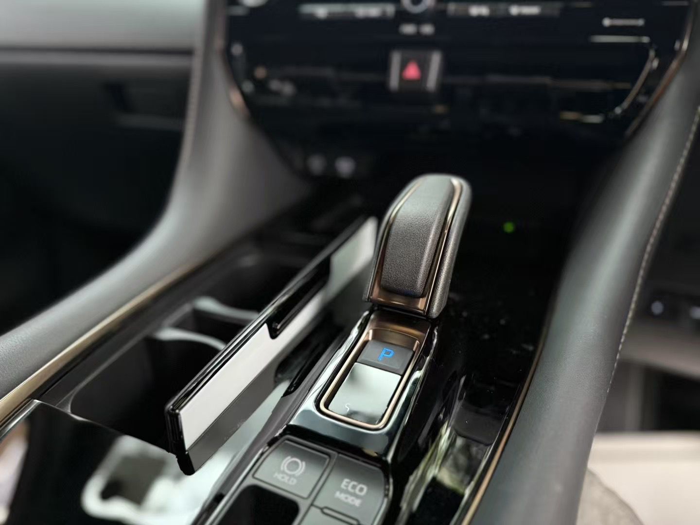 ALPHARD 2.5 HYBRID (Y'2025 WHITE AT)