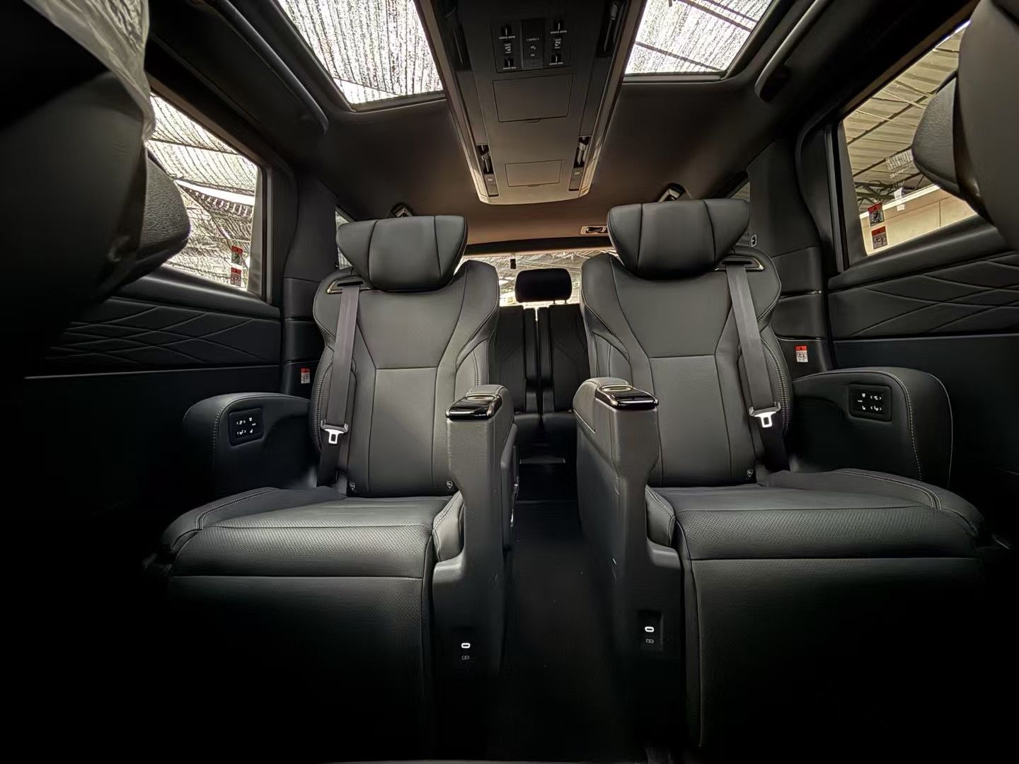 ALPHARD 2.5 HYBRID (Y'2025 WHITE AT)