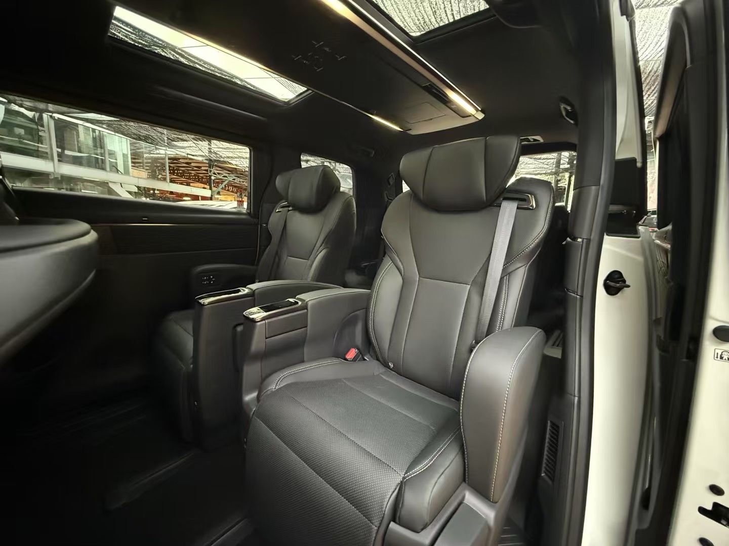 ALPHARD 2.5 HYBRID (Y'2025 WHITE AT)