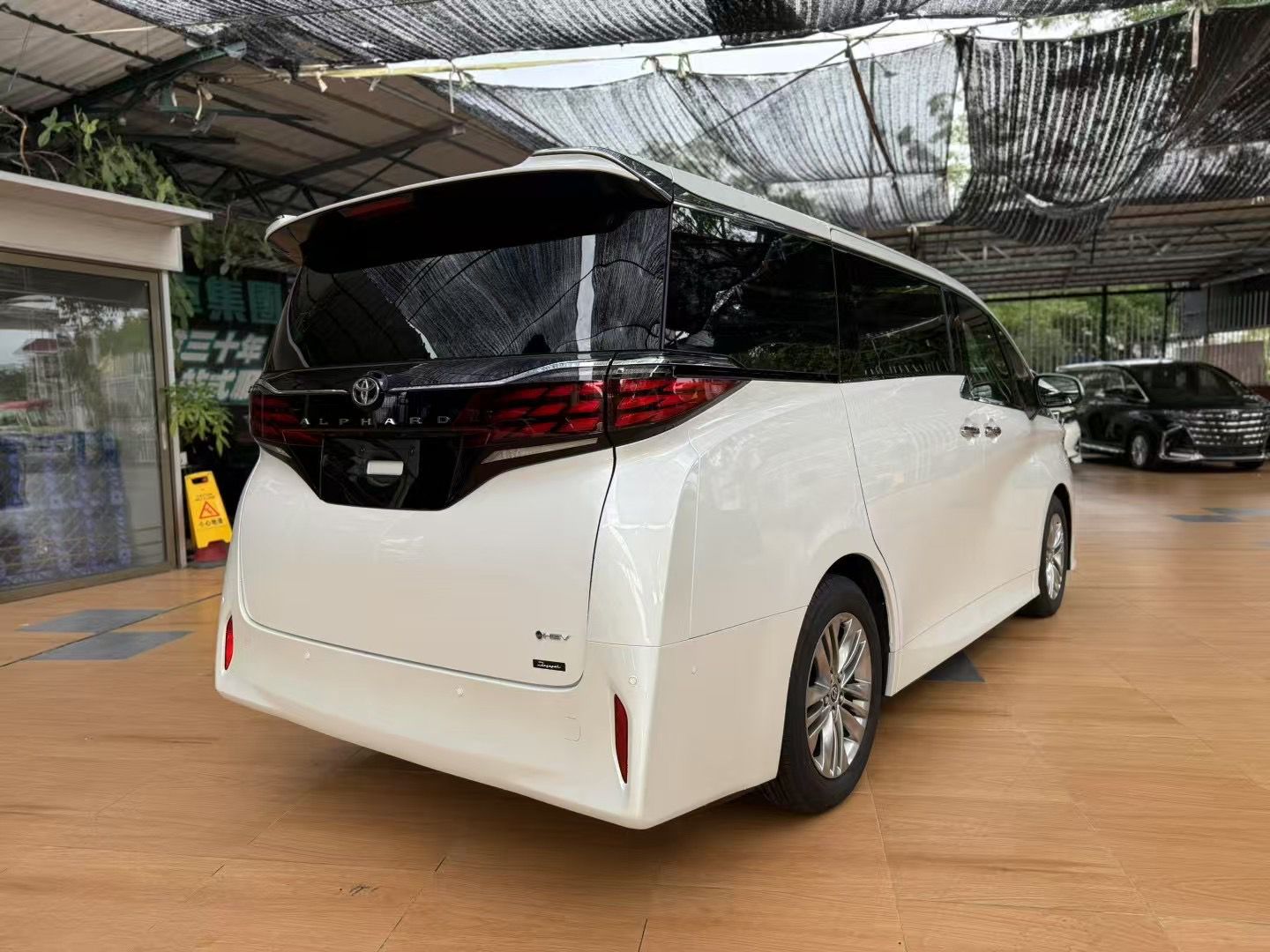 ALPHARD 2.5 HYBRID (Y'2025 WHITE AT)