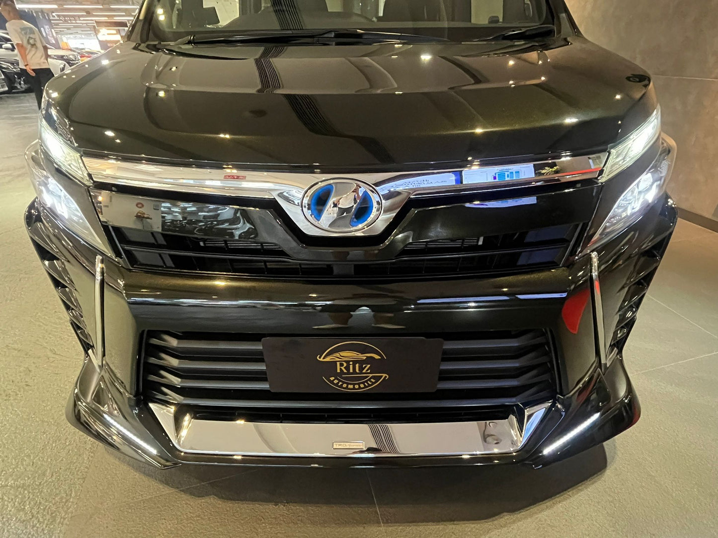 VOXY HYBRID ZSII (Y'2018 KM'39,000 BLACK AT)